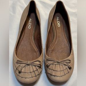 New pair of Aldo ballet flats, size 7.5
Tan color, never worn